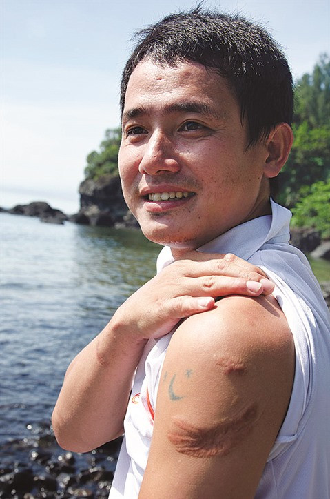 Ces plongeurs qui mettent les choses au poing avec des requins ảnh 1 Ces plongeurs qui mettent les choses au poing avec des requins ảnh 1