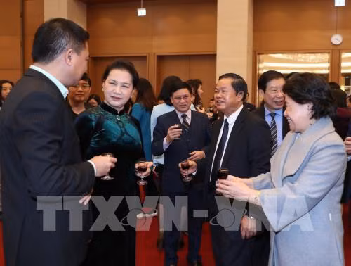 Des dirigeants poursuivent leurs visites du Nouvel an lunaire ảnh 1