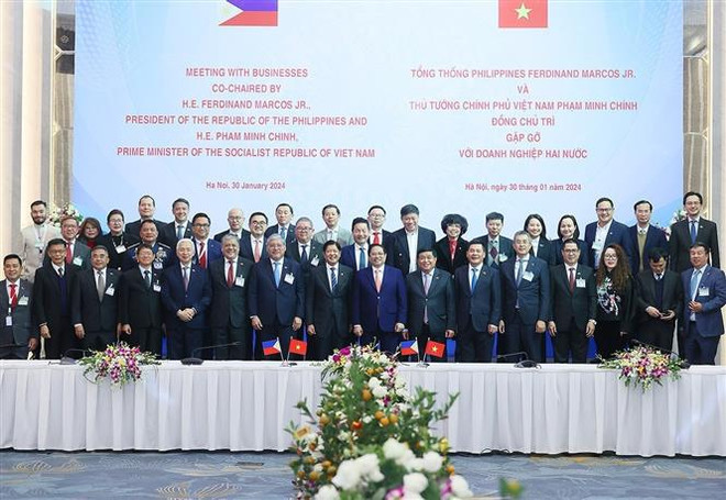 Le Premier ministre vietnamien et le président philippin rencontrent des entreprises typiques des deux pays ảnh 1 Le Premier ministre vietnamien et le président philippin rencontrent des entreprises typiques des deux pays ảnh 1