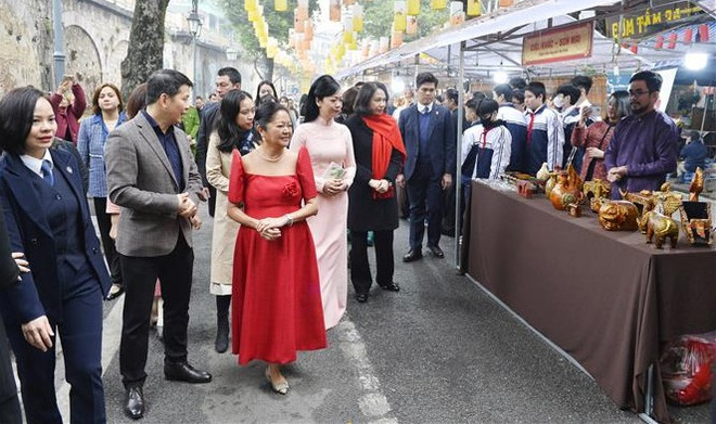 Les épouses du président vietnamien et de son homologue philippine visitent le vieux quartier de Hanoï ảnh 2 Les épouses du président vietnamien et de son homologue philippine visitent le vieux quartier de Hanoï ảnh 2