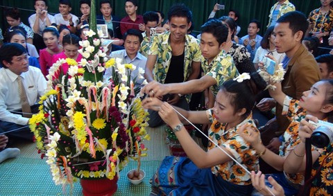 Les étudiants lao expérimentent les pratiques culturelles vietnamiennes ảnh 1 Les étudiants lao expérimentent les pratiques culturelles vietnamiennes ảnh 1