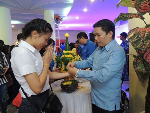 Les étudiants lao expérimentent les pratiques culturelles vietnamiennes ảnh 2 Les étudiants lao expérimentent les pratiques culturelles vietnamiennes ảnh 2