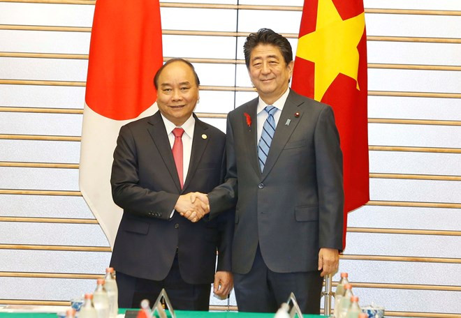 Le PM Nguyen Xuan Phuc s'entretient avec son homologue japonais Shinzo Abe ảnh 1 Le PM Nguyen Xuan Phuc s'entretient avec son homologue japonais Shinzo Abe ảnh 1
