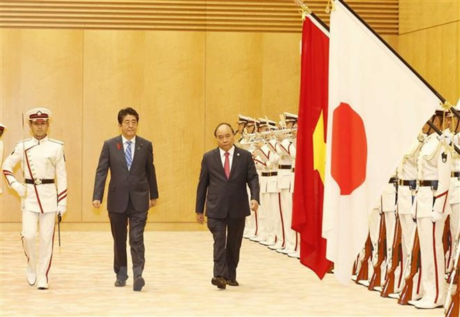 La cérémonie d’accueil officielle du Premier ministre Nguyen Xuan Phuc à Tokyo ảnh 1 La cérémonie d’accueil officielle du Premier ministre Nguyen Xuan Phuc à Tokyo ảnh 1
