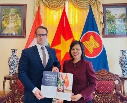 Le magazine Eurasia souhaite publier plus d'articles sur les réalisations du Vietnam ảnh 1 Le magazine Eurasia souhaite publier plus d'articles sur les réalisations du Vietnam ảnh 1