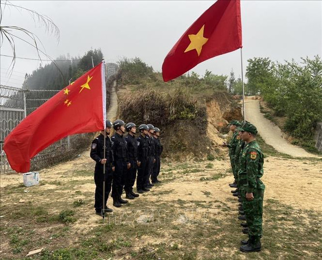Patrouille conjointe des gardes-frontières de Ha Giang et de Mengdong (Chine) ảnh 1 Patrouille conjointe des gardes-frontières de Ha Giang et de Mengdong (Chine) ảnh 1