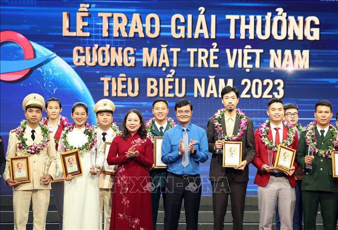 Remise des Prix de jeunes figures exemplaires du Vietnam 2023 ảnh 1 Remise des Prix de jeunes figures exemplaires du Vietnam 2023 ảnh 1