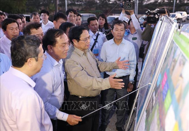 Le PM examine des ouvrages dans la province de Tien Giang ảnh 1