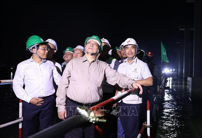 Le PM examine des ouvrages dans la province de Tien Giang ảnh 2