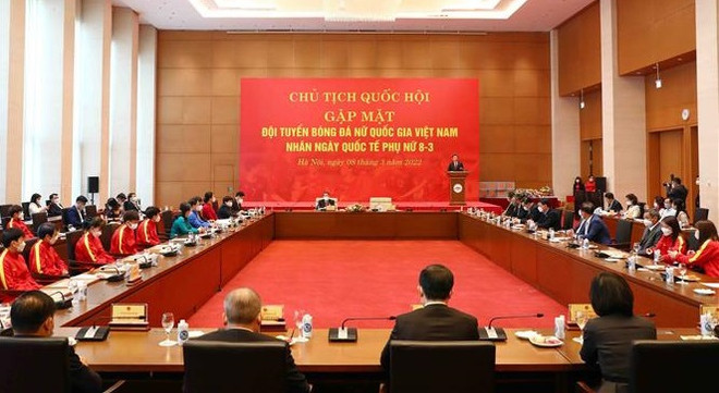 Le président de l’Assemblée nationale rencontre l'équipe nationale féminine de football ảnh 1 Le président de l’Assemblée nationale rencontre l'équipe nationale féminine de football ảnh 1