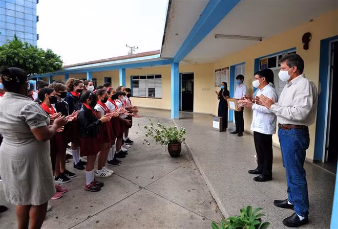 Le Vietnam offre de cadeaux à des écoles cubaines ảnh 1