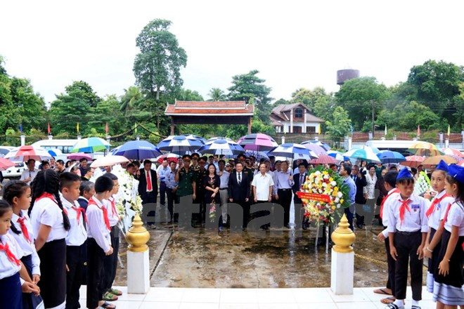 Hommage aux invalides de guerre et aux morts pour la Patrie au Laos et en Allemagne ảnh 1