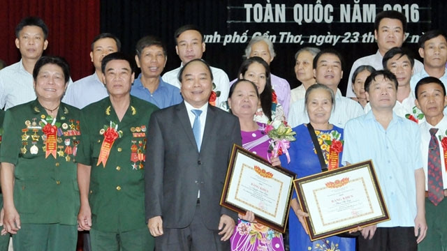 Reconnaissance des bienfaits des personnes méritantes envers la Révolution ảnh 1 Reconnaissance des bienfaits des personnes méritantes envers la Révolution ảnh 1