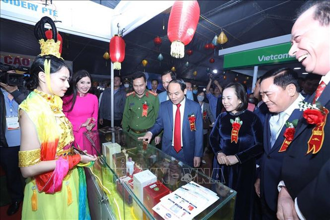 Ouverture de la foire commerciale internationale Vietnam - Chine à Lang Son ảnh 1 Ouverture de la foire commerciale internationale Vietnam - Chine à Lang Son ảnh 1