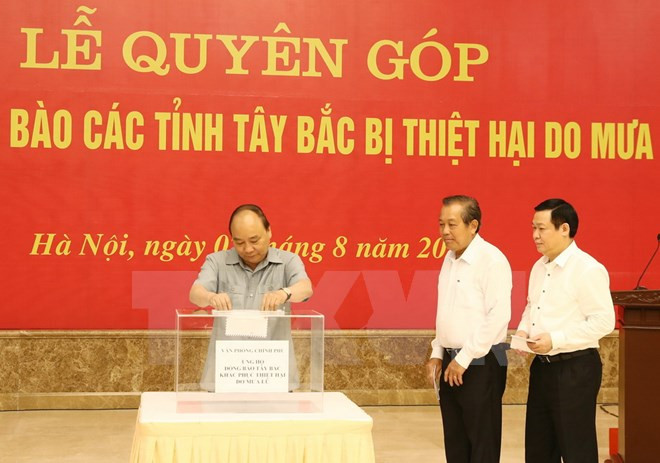 Les dirigeants du Parti et de l’Etat collectent des fonds en faveur des sinistrés des crues au Nord ảnh 1 Les dirigeants du Parti et de l’Etat collectent des fonds en faveur des sinistrés des crues au Nord ảnh 1