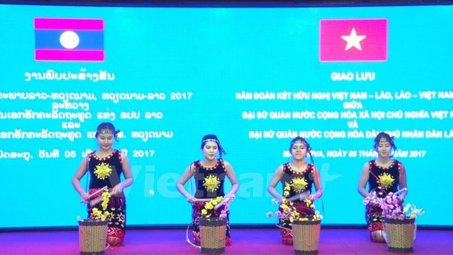 Un spectacle pour marquer les relations diplomatiques Vietnam-Laos ảnh 1 Un spectacle pour marquer les relations diplomatiques Vietnam-Laos ảnh 1