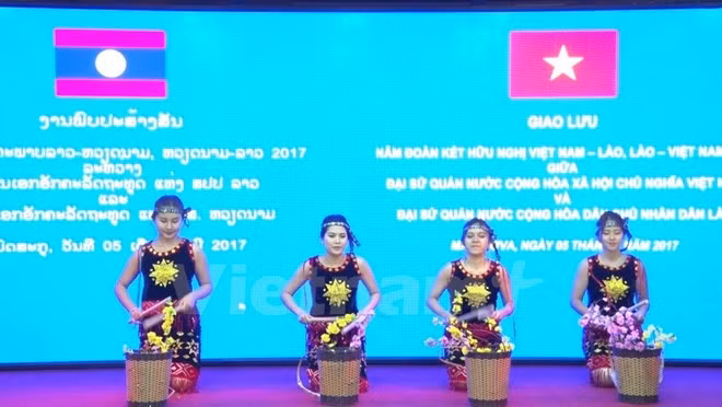 Un spectacle pour marquer les relations diplomatiques Vietnam-Laos ảnh 1 Un spectacle pour marquer les relations diplomatiques Vietnam-Laos ảnh 1