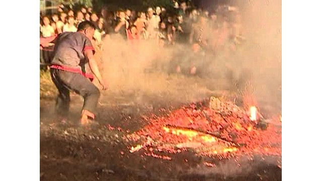 Hà Giang : La fête du saut au-dessus du feu des Pà Then ảnh 1
