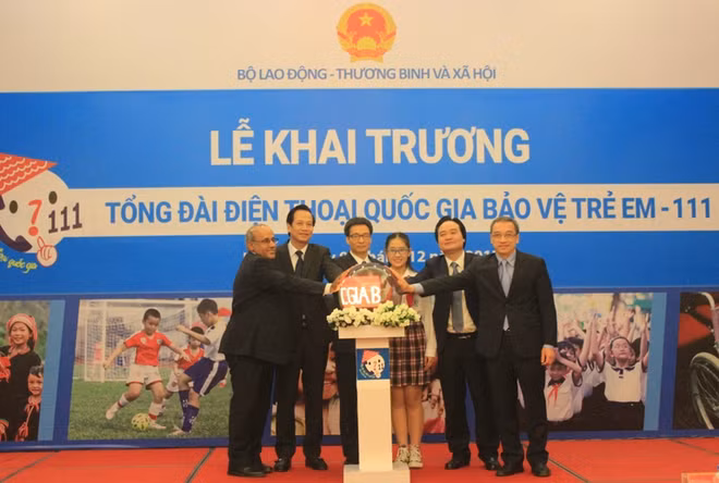 Lancement d'un central téléphonique national pour la protection de l'enfance - 111 ảnh 1