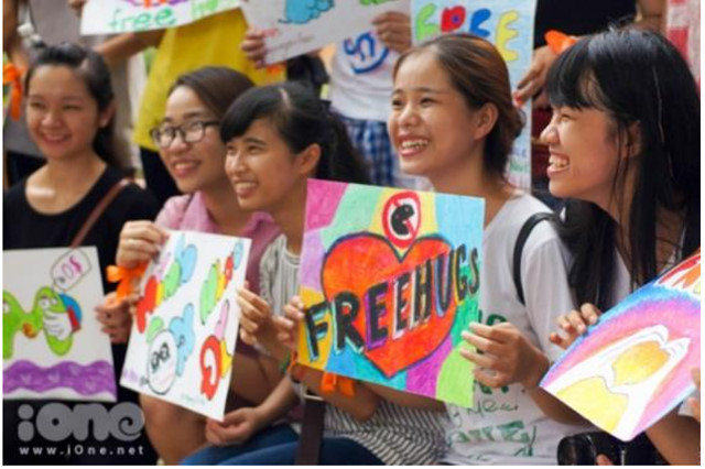 Free Hugs, la fête des câlins gratuits à Hô Chi Minh-Ville ảnh 1 Free Hugs, la fête des câlins gratuits à Hô Chi Minh-Ville ảnh 1