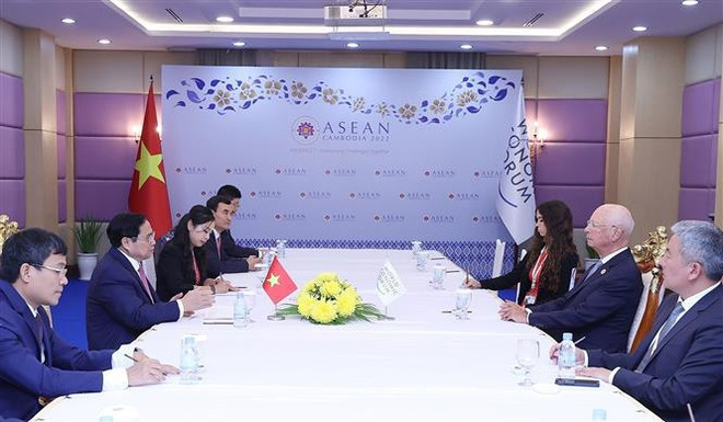 Le PM Pham Minh Chinh rencontre le président du Forum économique mondial ảnh 1 Le PM Pham Minh Chinh rencontre le président du Forum économique mondial ảnh 1