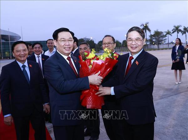 Le président de l’AN Vuong Dinh Hue entame une visite officielle au Cambodge et assiste à l'AIPA-43 ảnh 1