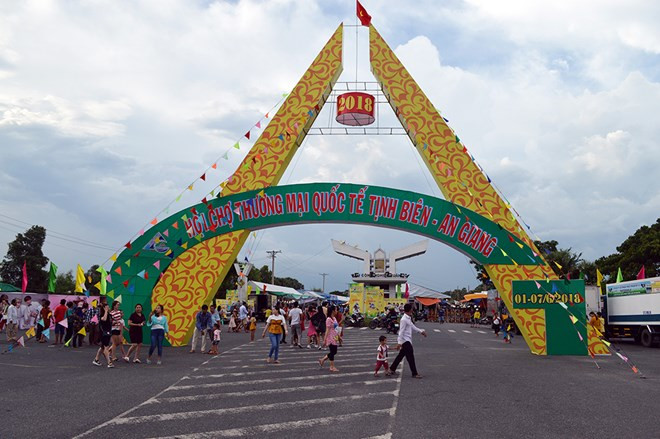 Ouverture de la foire commerciale internationale de Tinh Bien-An Giang ảnh 1 Ouverture de la foire commerciale internationale de Tinh Bien-An Giang ảnh 1
