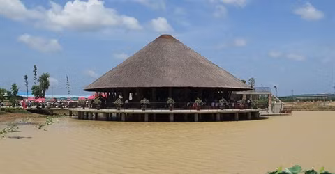 Inauguration de la plus grande maison en bambou du pays à Long An ảnh 1
