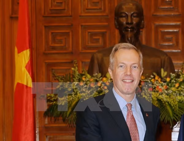 L’ambassadeur américain Ted Osius inspecte le déminage à Quang Tri ảnh 1