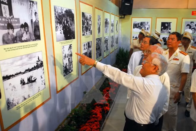 Exposition de 300 objets sur l'insurrection générale d'août 1945 ảnh 1