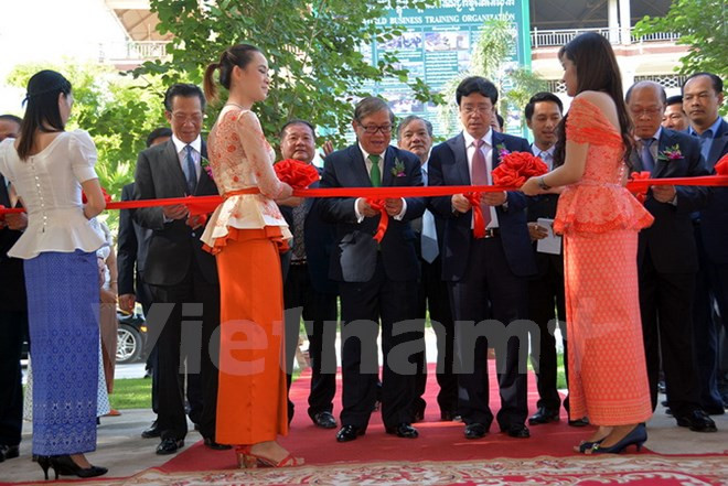 Cambodge : inauguration d’un émetteur FM financé par la VOV ảnh 1 Cambodge : inauguration d’un émetteur FM financé par la VOV ảnh 1