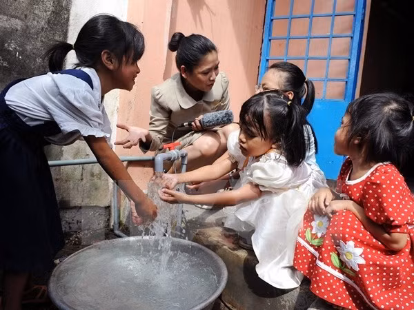 Des étudiants sud-coréens soutiennent la population de Binh Dinh ảnh 1