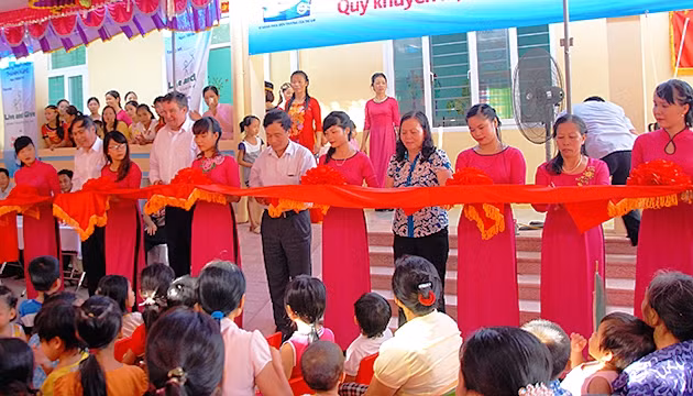  Remise des bourses et cadeaux aux élèves démunis ảnh 2