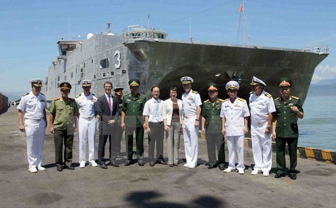 Deux navires de la Marine américaine à Dà Nang ảnh 1
