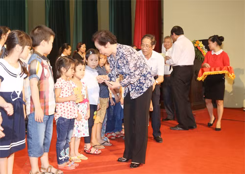 Remise de cadeaux à des enfants en difficulté ảnh 1