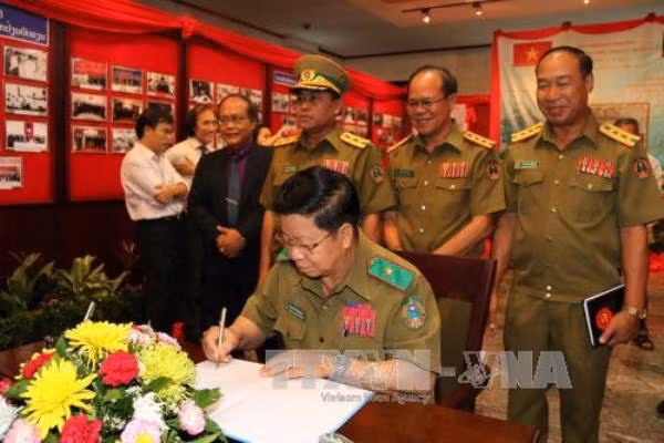 Laos-Vietnam : exposition sur la coopération entre les polices ảnh 1 Laos-Vietnam : exposition sur la coopération entre les polices ảnh 1