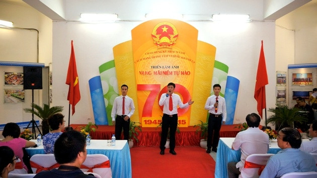 Ouverture de l’exposition de photos «Rayonnement de l’héroisme vietnamien» ảnh 1