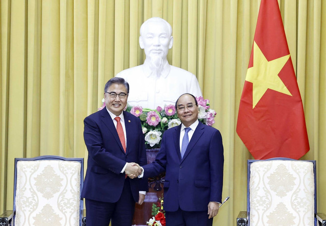 Le président Nguyen Xuan Phuc reçoit le ministre sud-coréen des Affaires étrangères ảnh 2 Le président Nguyen Xuan Phuc reçoit le ministre sud-coréen des Affaires étrangères ảnh 2