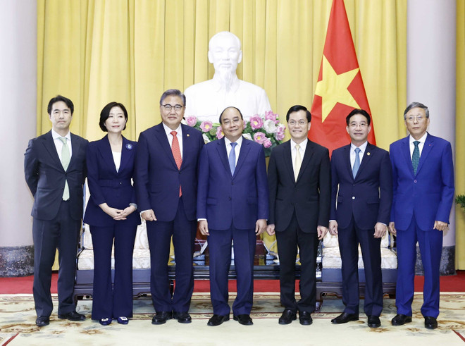 Le président Nguyen Xuan Phuc reçoit le ministre sud-coréen des Affaires étrangères ảnh 3 Le président Nguyen Xuan Phuc reçoit le ministre sud-coréen des Affaires étrangères ảnh 3