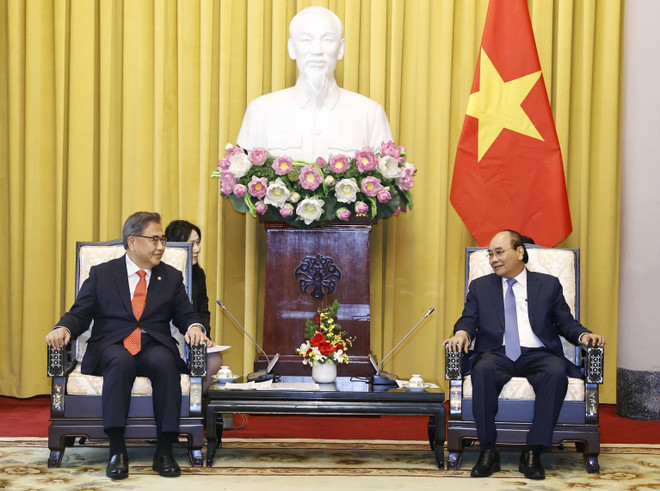 Le président Nguyen Xuan Phuc reçoit le ministre sud-coréen des Affaires étrangères ảnh 1 Le président Nguyen Xuan Phuc reçoit le ministre sud-coréen des Affaires étrangères ảnh 1