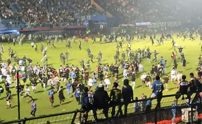 Tragédie dans un stade en Indonésie: Condoléances de la Fédération de football du Vietnam ảnh 1 Tragédie dans un stade en Indonésie: Condoléances de la Fédération de football du Vietnam ảnh 1