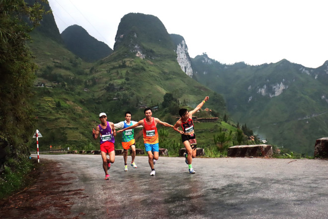 Environ 2.300 coureurs au marathon "Courir sur la route du bonheur" à Ha Giang ảnh 2 Environ 2.300 coureurs au marathon "Courir sur la route du bonheur" à Ha Giang ảnh 2