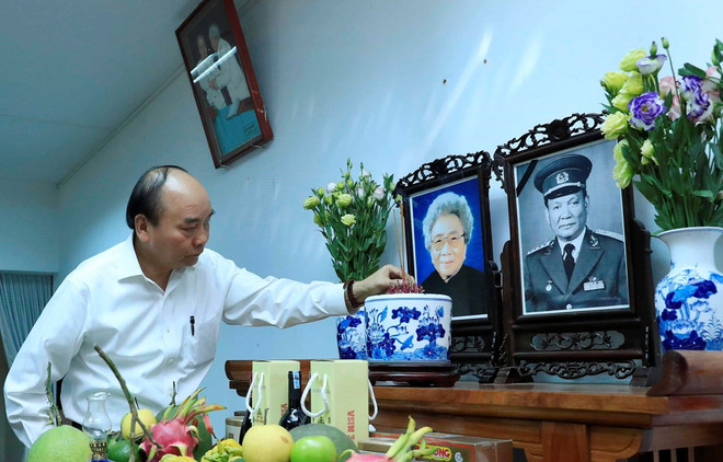Le Premier ministre Nguyên Xuân Phuc rend hommage aux dirigeants décédés ảnh 1 Le Premier ministre Nguyên Xuân Phuc rend hommage aux dirigeants décédés ảnh 1