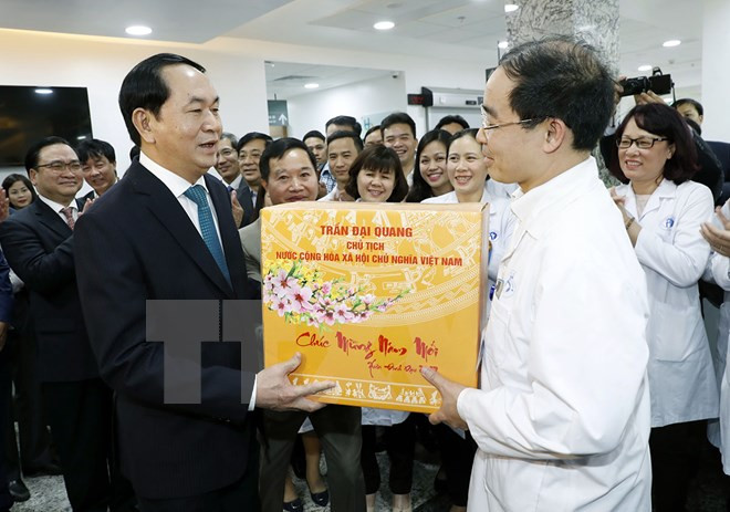 Le président Tran Dai Quang présente ses vœux du Têt aux forces en service le réveillon du Têt ảnh 1 Le président Tran Dai Quang présente ses vœux du Têt aux forces en service le réveillon du Têt ảnh 1