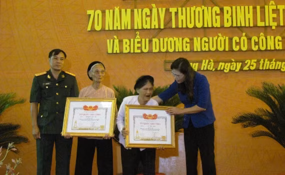 Activités en l'honneur des personnes méritantes ảnh 1 Activités en l'honneur des personnes méritantes ảnh 1