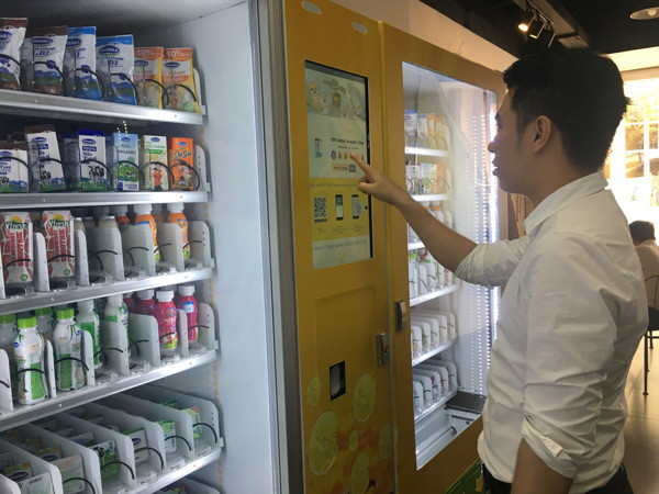 HCM-Ville: Toromart, le dépanneur sans vendeurs qui satisfait les clients ảnh 1