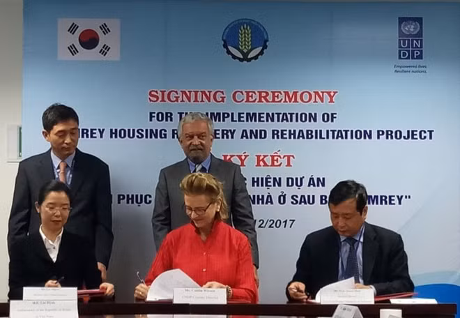 Typhon Damrey : la R. de Corée et la PNUD soutiennent la population sinistrée du Centre ảnh 1