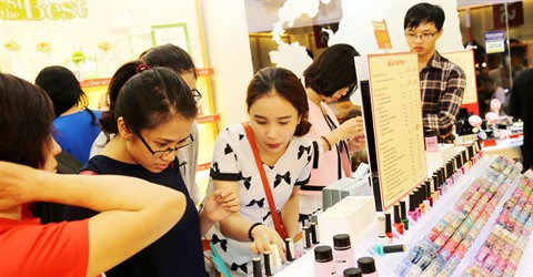 Des Vietnamiennes prêtes à dépenser pour des produits cosmétiques importés ảnh 2 Des Vietnamiennes prêtes à dépenser pour des produits cosmétiques importés ảnh 2