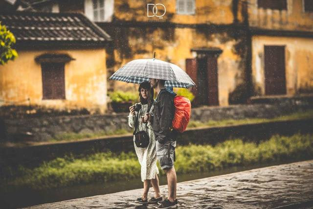 Dans la vieille ville de Hôi An, la pluie du matin réjouit le pèlerin ảnh 4