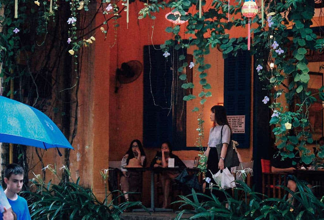 Dans la vieille ville de Hôi An, la pluie du matin réjouit le pèlerin ảnh 3